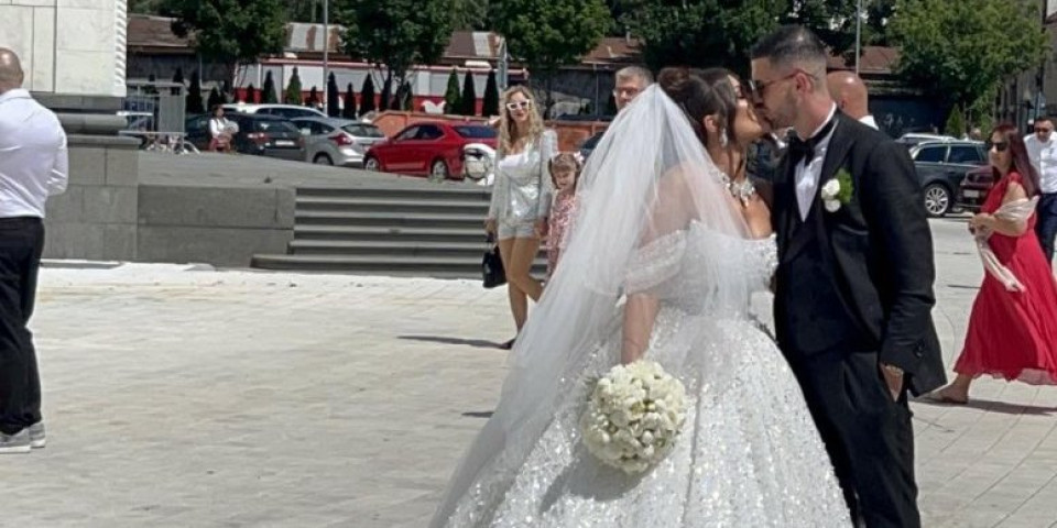 Tamara i Darko stigli na crkveno venčanje! Mlada blista u dugoj, beloj venčanici, optočenoj kristalima (VIDEO/FOTO)