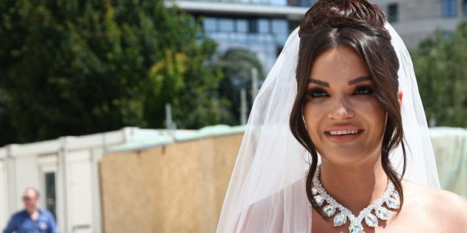 Kristali svuda po njoj: Tamara Milutinović zablistala u venčanici od 20.000 evra (FOTO)
