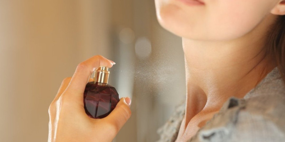 Uz ovaj trik parfem će trajati tokom celog dana! Treba vam samo jedan proizvod (VIDEO)