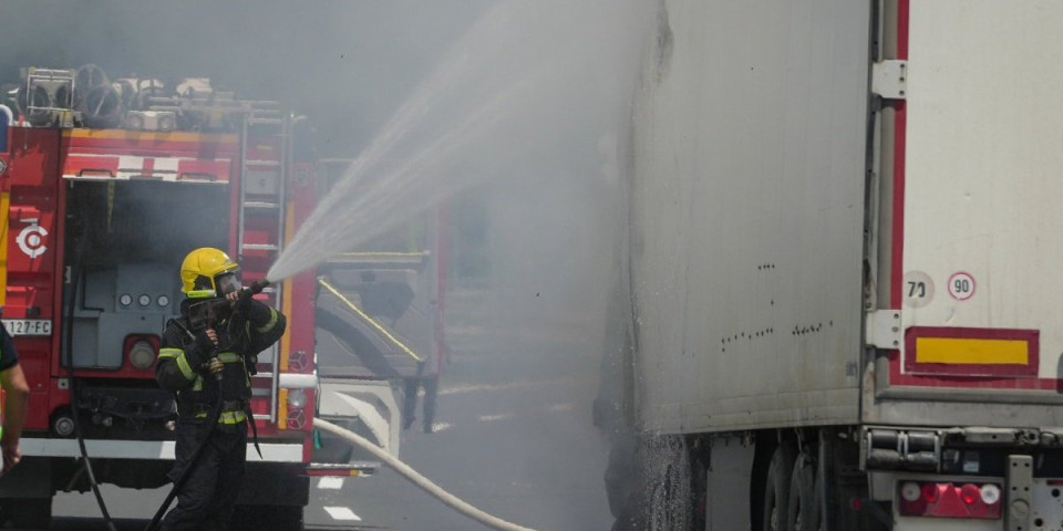 Nakon sudara kamiona i automobila izbio požar: Jedna osoba povređena