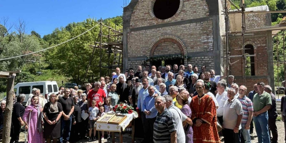 (VIDEO) Za tri meseca podigli crkvu! Meštani Dulena kod Kragujevca za primer drugima