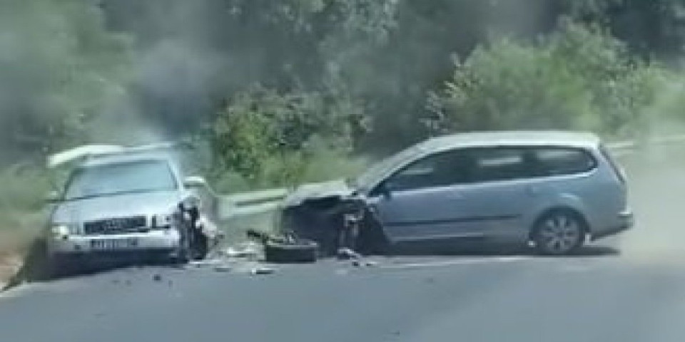Direktan sudar u oku kamere! Automobili potpuno uništeni na drumu kod Velike Plane (VIDEO)