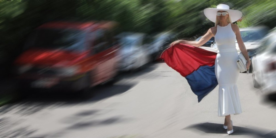 Karli na licu ima "boje Srbije"! Nakon haljine koja podseća na našu zastavu, pevačica otišla korak dalje (FOTO)
