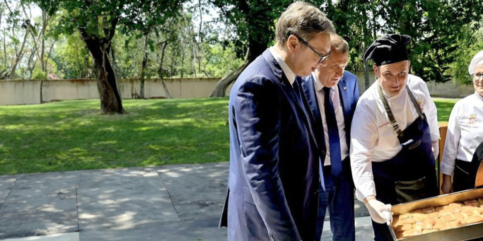 Po ovoj vrućini najbolje je prase iz furune: Predsednik Vučić pokazao kako je ugostio Srbe iz Republike Srpske (FOTO)