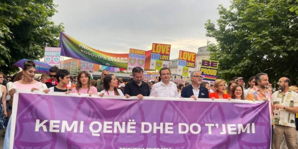 U prvom redu sa transparentom: Kurti defilovao Paradom ponosa u Prištini! (VIDEO)