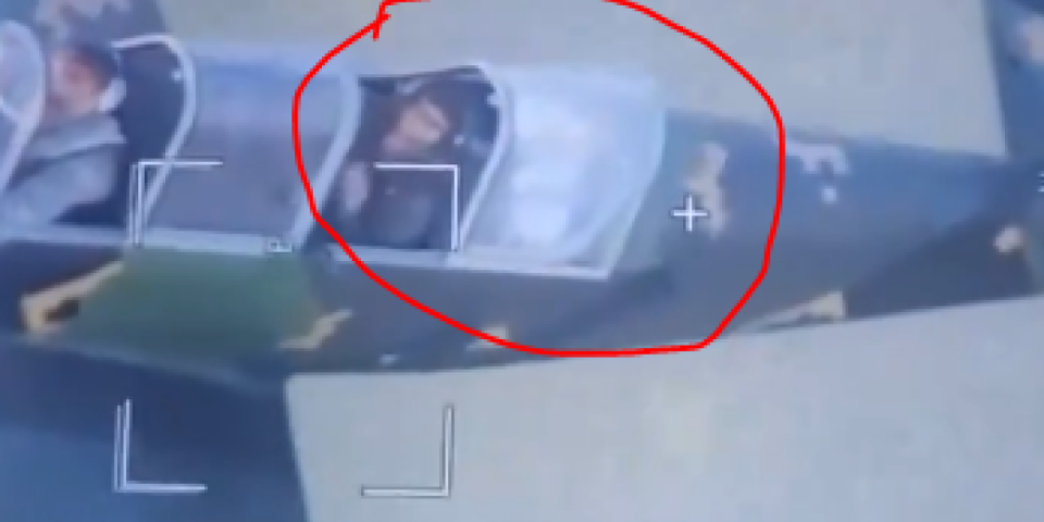 Ukrajinac uzeo kalašnjikov pa raspalio iz aviona! Neobičnu scenu morate pogledati! (VIDEO)