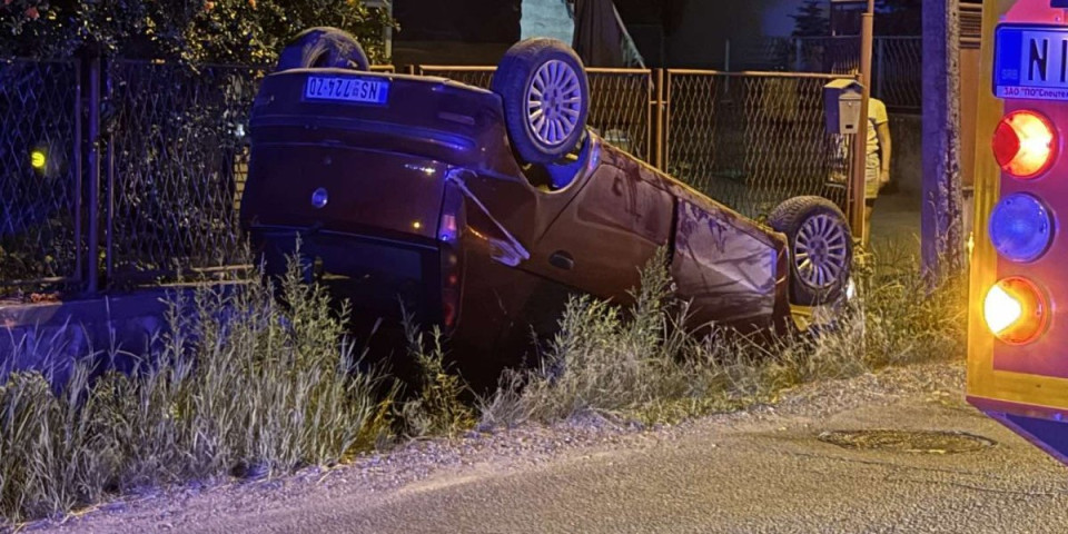 Automobil se prevrnuo u jarak pored puta! Bizarna nezgoda u Sremskoj Kamenici (FOTO/VIDEO)