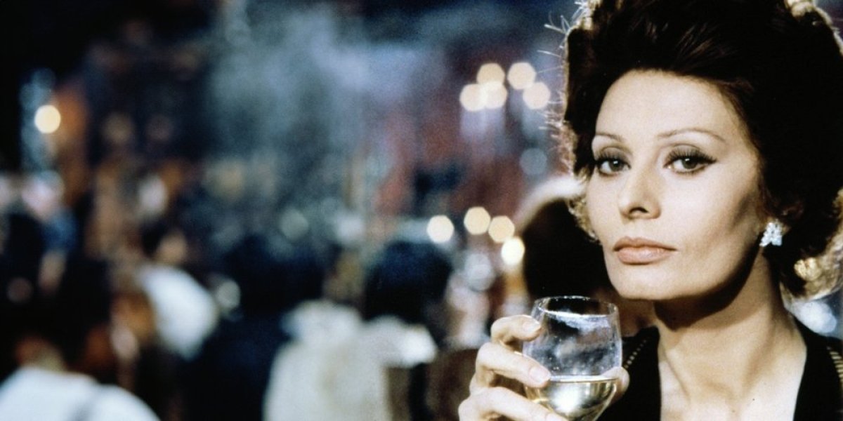 (FOTO) Evo kako Sofija Loren izgleda sa 90 godina: Čuvenu glumicu uslikali bez šminke u kućnoj haljini