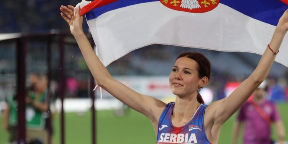 Angelina, ti si naš ponos! Razvila zastavu Srbije usred Rima (FOTO)