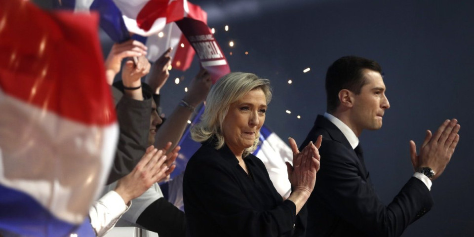 Makron je uništen! Zbog poruke Le Pen čupaće kosu sa glave, baš ga nije štedela!