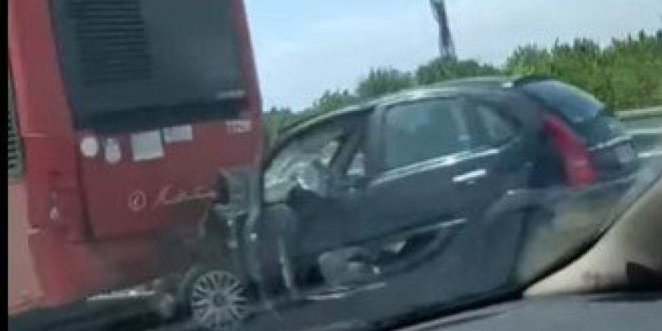 Povređen vozač automobila: Sudar na Ibarskoj magistrali