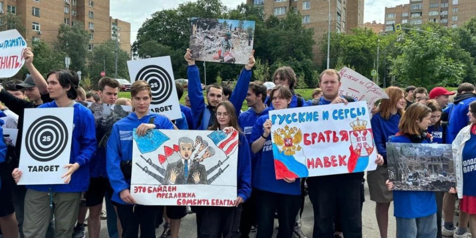 (VIDEO) Srbi i Rusi - braća zauvek! Omladina Putinove partije organizovala skup u Moskvi: Istinu o bombardovanju ne mogu sakriti!
