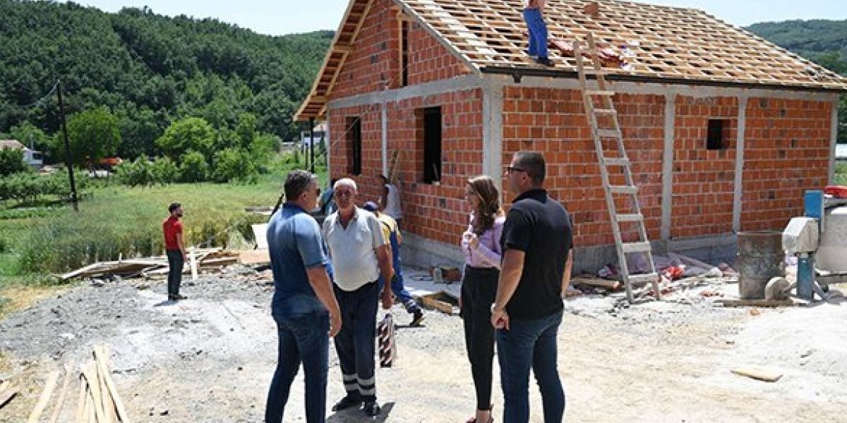 Stojković posetila višečlane porodice kojima Kancelarija gradi kuće u Zvečanu