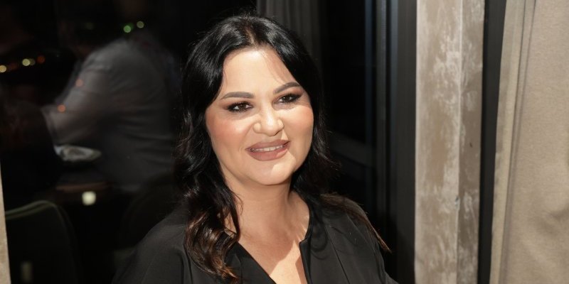 Evri leteli na sve strane - Jani Todorović pune ruke bakšiša na slavlju kod Nadice Ademov