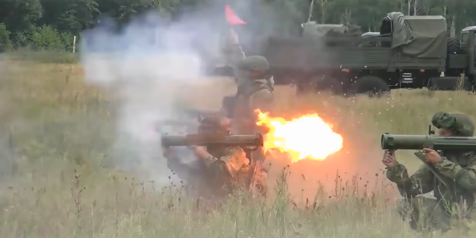 (UZNEMIRUJUĆE) Rusi bacačima plamena ugljenisali Ukrajince! Rov zasuli termobaričnim projektilima, vojnici nestali u vatrenom oblaku!