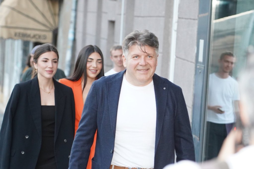 "Popović me je molio, Brena je plakala": Pevač u jeku slave napustio Srbiju, pa mu propao biznis