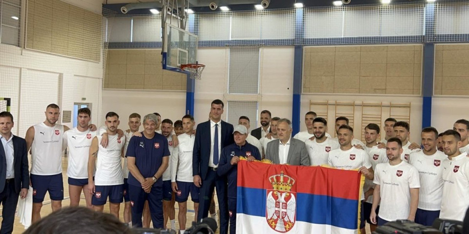 Gajić i Piksi razvili srpsku zastavu! Učinićemo Srbiju ponosnom (VIDEO/FOTO)