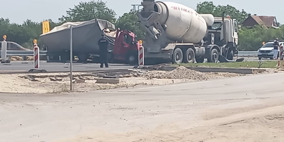 Težak sudar dva kamiona kod Požarevca: Jedna osoba poginula (FOTO)