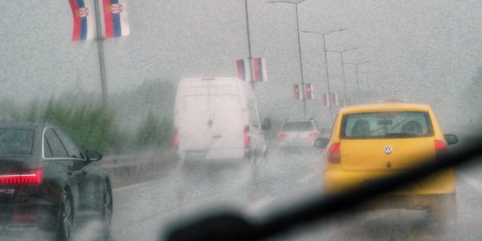 Strašan snimak sa autoputa Miloš Veliki: Pljušti, ne vidi se prst pred okom, vozači ukopani u mestu (VIDEO)