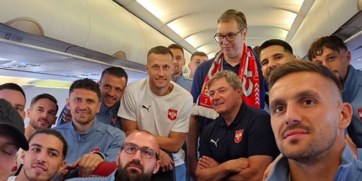 Za ovo neko mora da odgovara! Bruka Fudbalskog Saveza Srbije - Orlove u Minhen poslali avionom sa hrvatskom zastavom, u isti uveli i predsednika Vučića!