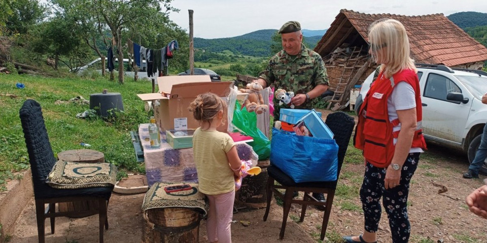 'Stvaranje uslova za bolji život' - Predstavnici Vojske Srbije uručili pakete pomoći meštanima udaljenih planinskih sela