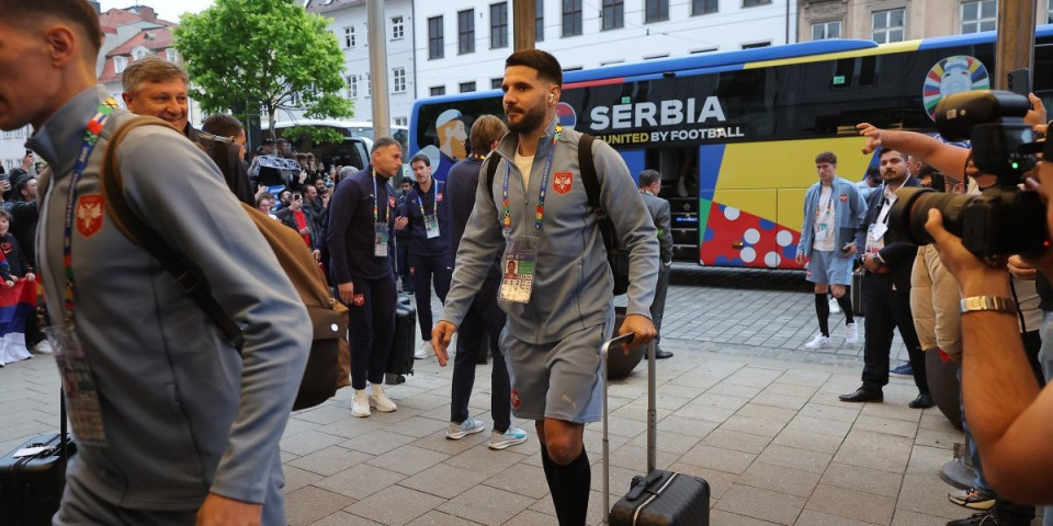 Fudbalska reprezentacija Srbije stigla u Augzburg! Navijači ih dočekali ispred hotela! (VIDEO/FOTO GALERIJA)