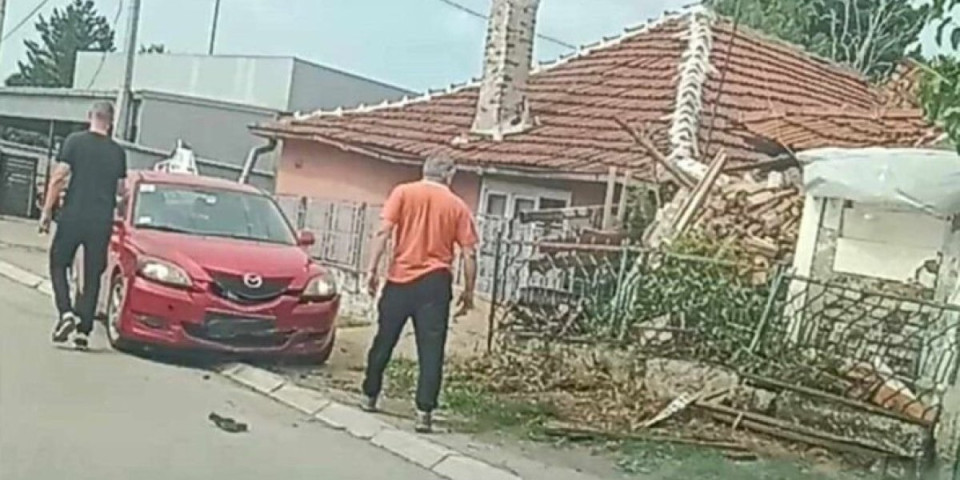 Mladić se autom zakucao u ogradu kuće u Leskovcu, a onda šokirao očevice