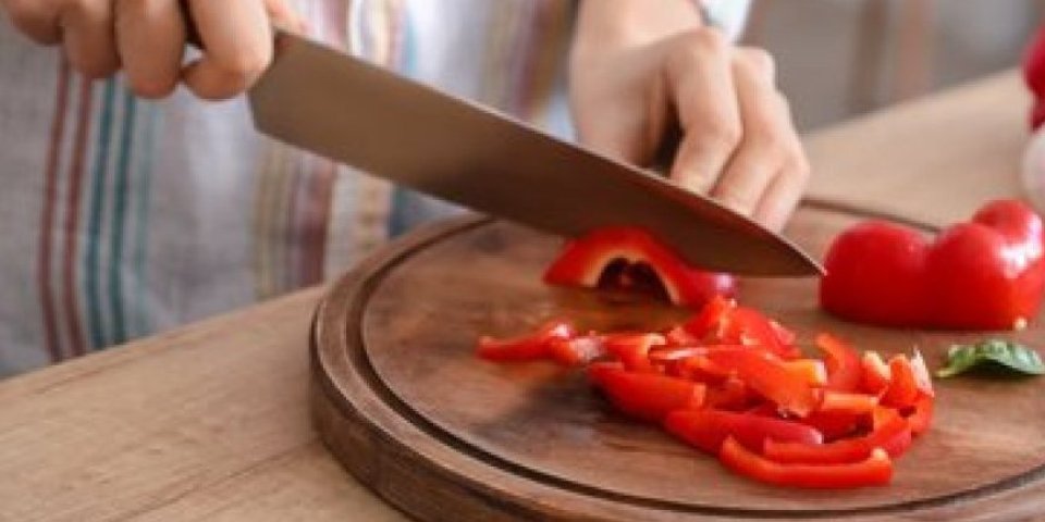 Genijalan trik, zlata vredan! Evo kako da najlakše očistite paprike od semenki (VIDEO)