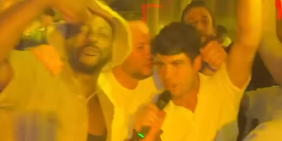 Au, nemoj više nikad da pevaš! Alkaraz zgrabio mikrofon na Ibici (VIDEO)