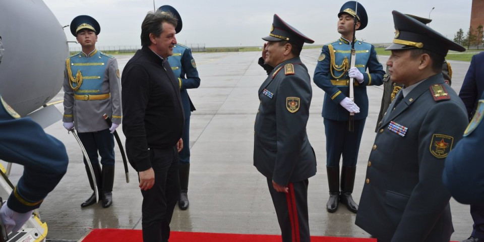 Ministar Gašić stigao u zvaničnu posetu Republici Kazahstan (FOTO)