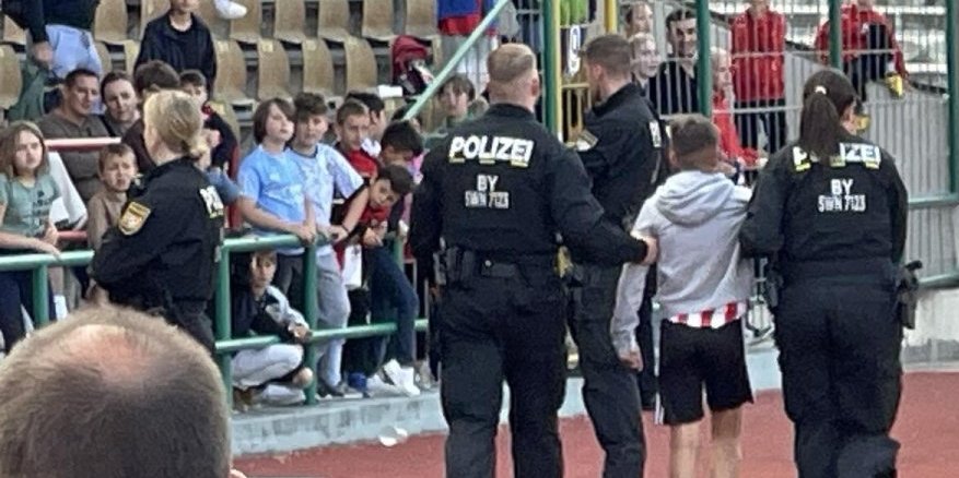 Šok na treningu "orlova"! Policija privela dete u Zvezdinom dresu, letela i baklja (FOTO)