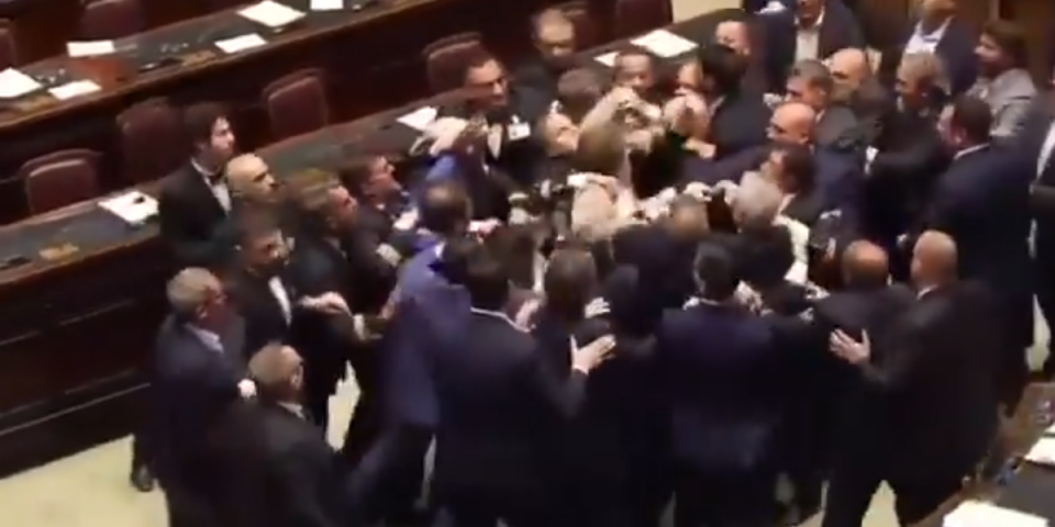 (VIDEO) Opšta makljaža u parlamentu! Sevale pesnice u Italiji, poslanici obarani na pod!