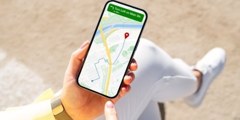 Skrivena funkcija u Gugl Mapsu može da vam pojede trećinu baterije na telefonu - isključite je
