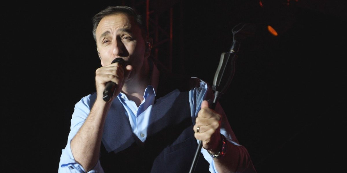 (VIDEO) Uličnom sviraču poljubio ruku: Pevača zaustavili u Skadarliji, o njegovoj gospodskoj reakciji bruji Srbija