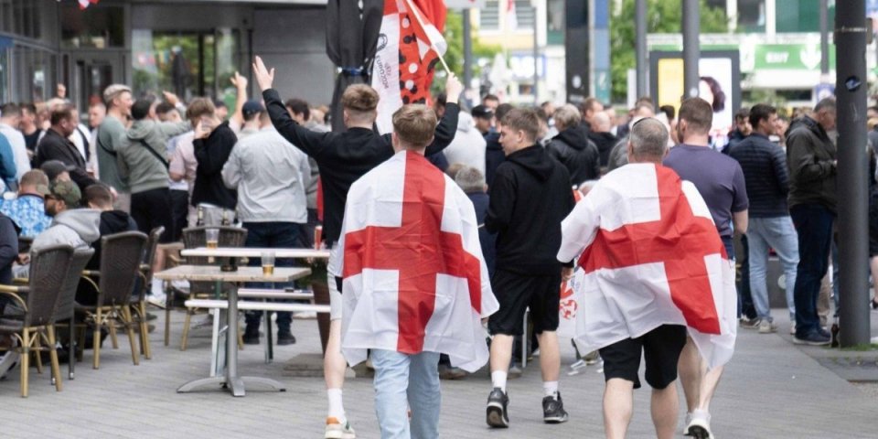 Srbi Englezima oteli zastave! Počelo je, navijački obračun u Nemačkoj (FOTO)