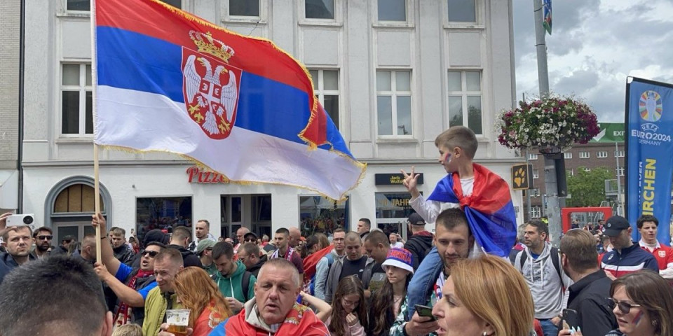Srbi podigli Gelzenkirhen na noge! Zastave, navijanje i Ceca sa razglasa (FOTO/VIDEO)