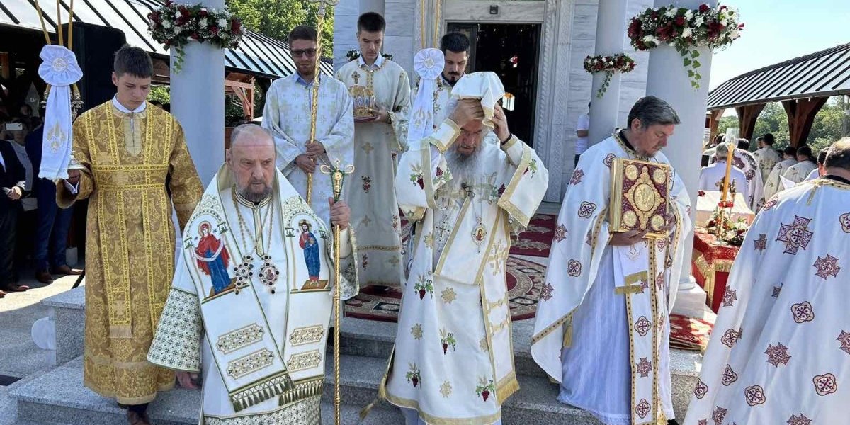 Hram je osveštao episkop šumadijski mitropolit Jovan uz sasluženje umirovovljenog episkopa Zvorničko-tuzlanskog Vasilija Kačavende
