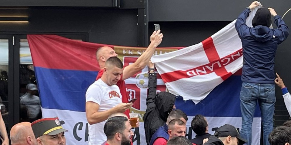 Pala još jedna zastava Engleza? Navijači se pohvalili plenom (FOTO GALERIJA)
