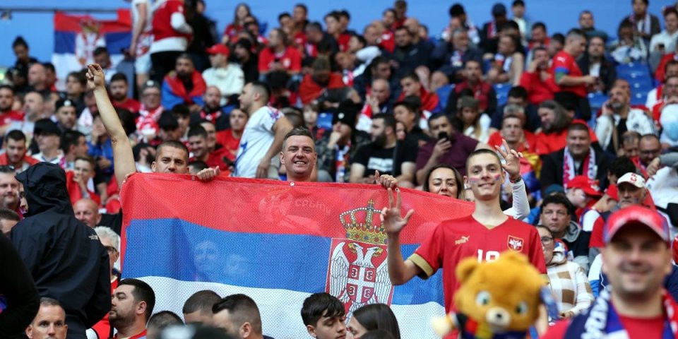 Neverovatna podrška! Oko 10.000 navijača uz "orlove", Gelzenkirhen u bojama srpske trobojke (FOTO)