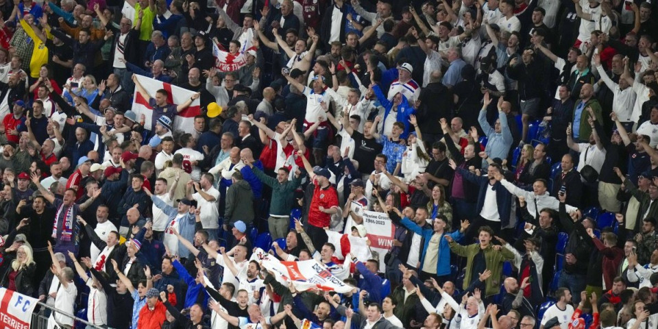 Pijani Englez probudio se u četiri ujutru na praznom stadionu (VIDEO)