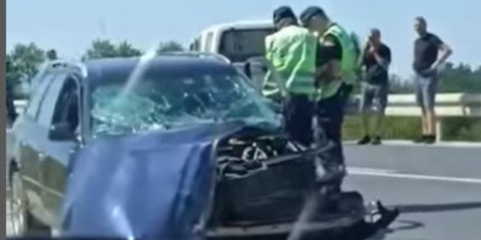 Dve osobe povređene u stravičnom sudaru tri automobila: Saobraćajna nezgoda kod Bora