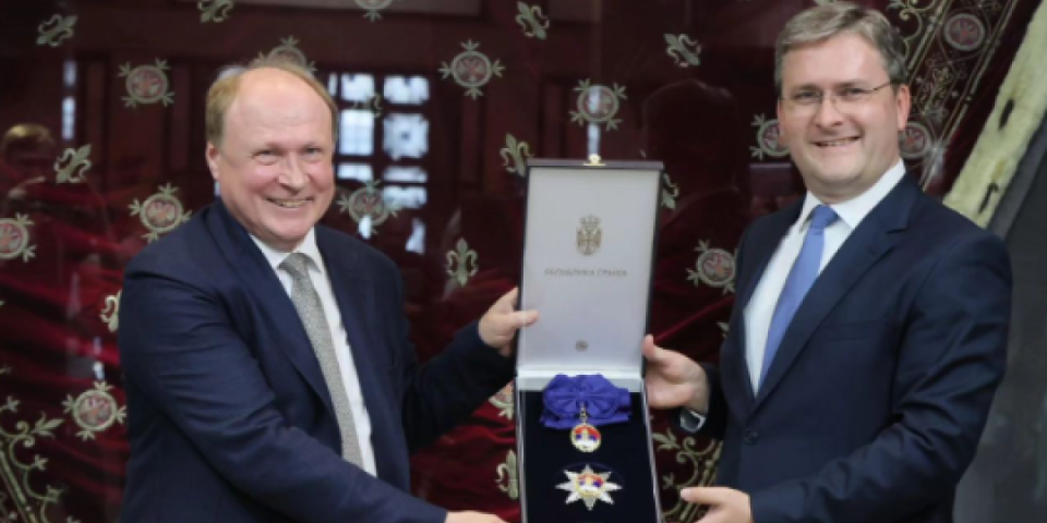 U ime predsednika Vučića! Selaković uručio Orden srpske zastave prvog stepena Vladimiru Tolstoju za jačanje kulturnih veza