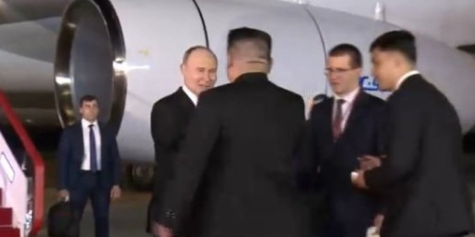 Putin stigao! Na aerodromu ga sačekao Kim Džong Un, ulice oblepljene slikama ruskog predsednika (FOTO/VIDEO)