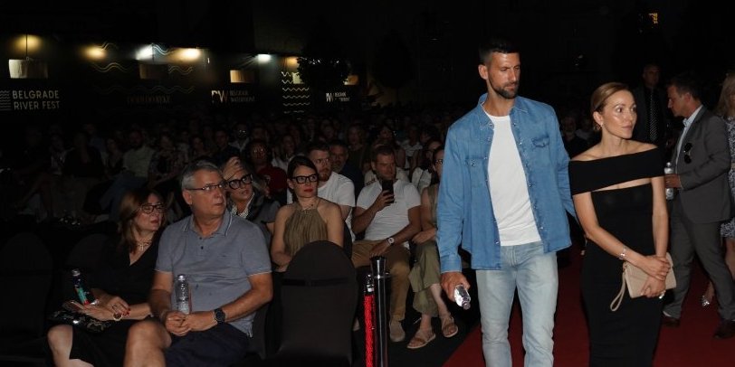 Novak Đoković izveo Jelenu za rođendan! Otišli na koncert legendarnog pevača! (FOTO GALERIJA)