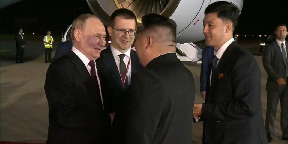 Putin stigao! Na aerodromu ga sačekao Kim Džong Un, ulice oblepljene slikama ruskog predsednika (FOTO/VIDEO)