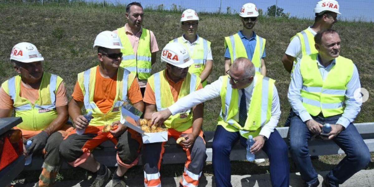 Vesić obišao auto-put "Miloš Veliki" kod Uba - Svratio sam da radnicima koji rade na temperaturama od preko 35 stepeni donesem vodu i doručak! (FOTO)