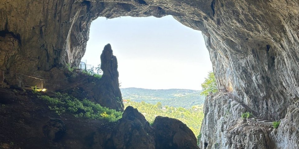 U ovu pećinu ulazi se radnim danima samo od podneva!