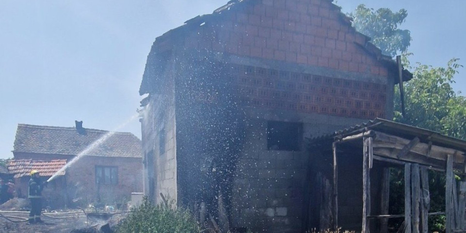 Požar u selu kod Šapca: Vatra zahvatila štalu, stradale i životinje
