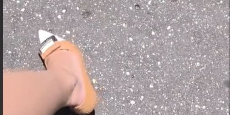U Srbiji se juče asfalt topio pod nogama! Žena snimila kako joj štikla upada u asfalt! (VIDEO)