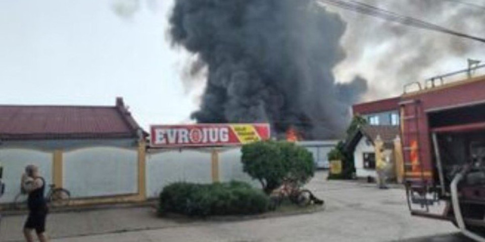 Veliki požar u Šidu: Gori fabrika boje i lakova